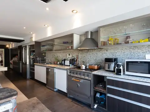 Casa en Alquiler con 2 cocheras