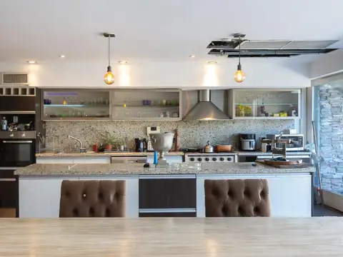 Casa 8 ambientes con 6 baños