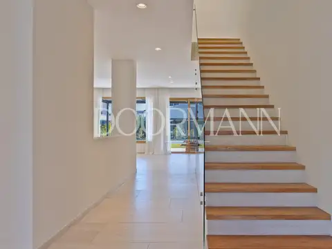 Casa en Venta con 3 cocheras
