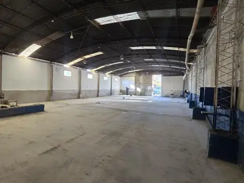 Galpón 300 M2 con oficina - zona mayorista Yaguar