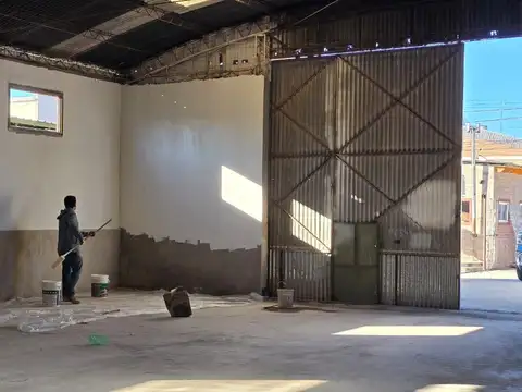 Galpón 300 M2 con oficina - zona mayorista Yaguar