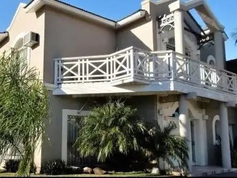 CASA  6 AMBIENTES CON COCHERAS