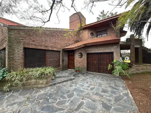 Casa en venta - 3 Dormitorios 2 Baños - La Plata