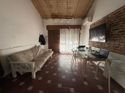 casa sobre lote propio, frente a plaza, con jardín, cochera pasante y posibilidad de crecimiento