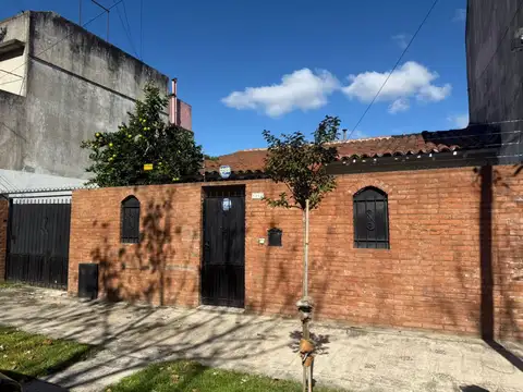 casa sobre lote propio, frente a plaza, con jardín, cochera pasante y posibilidad de crecimiento