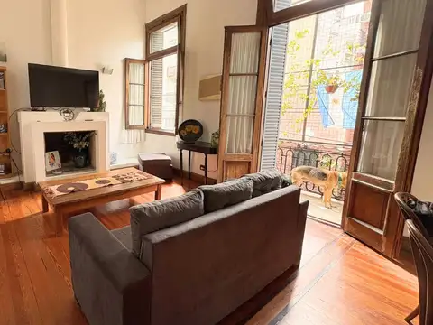 PH de 6 Ambientes con Terraza, Balcones y Techos Altos en Almagro