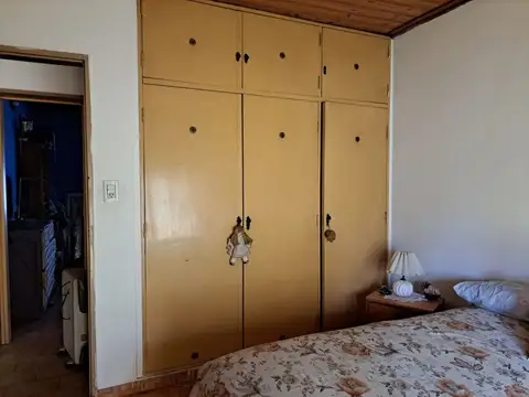 Casa 6 ambientes con 2 baños