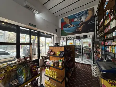 ALQUILER : Local Comercial en Esquina Sobre calle Irigoyen. Gran Visibilidad y ubicación