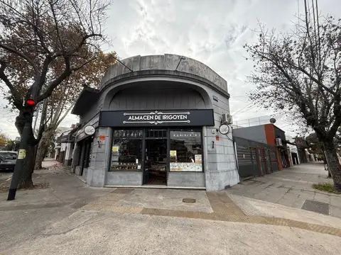ALQUILER : Local Comercial en Esquina Sobre calle Irigoyen. Gran Visibilidad y ubicación