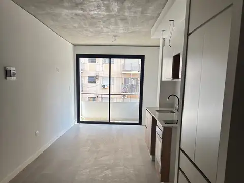 EXCELENTE MONO AMBIENTE AL FRENTE CON BALCÓN, PLACARD Y BAÑO COMPLETO