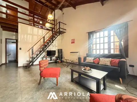Casa en Venta con 2 cocheras