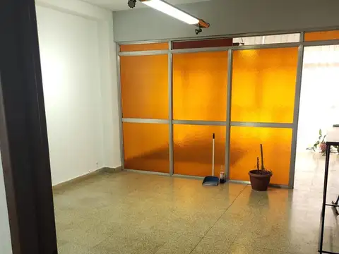 AMPLIA OFICINA CON PRIVADO AMOBLADA