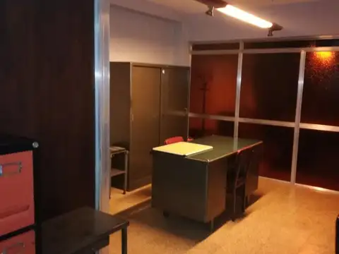 AMPLIA OFICINA CON PRIVADO AMOBLADA