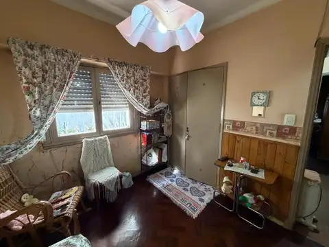 CASA TRES AMB. C/ AMPLIO PARQUE Y COCHERA PASANTE – CASTELAR