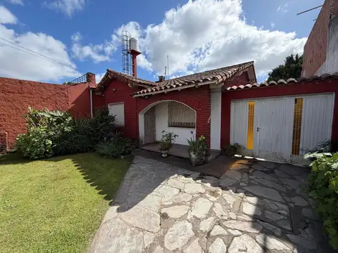 CASA TRES AMB. C/ AMPLIO PARQUE Y COCHERA PASANTE – CASTELAR