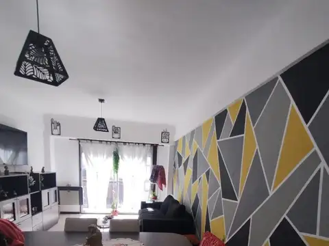 Departamento 2 ambientes amplios al frente con balcón.