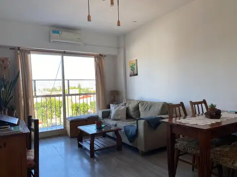 Departamento de 2 amb. al frente . Av. Mitre