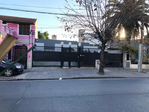 HERMOSA CASA DE 5 AMBIENTES EN VENTA MORON NORTE