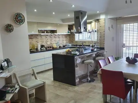 CHALET 6 AMB CON PARQUE Y PILETA