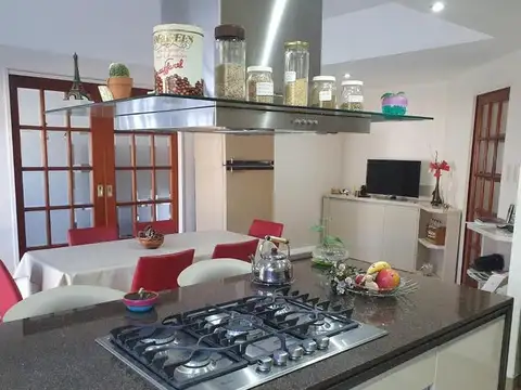 Casa en Venta con 3 cocheras