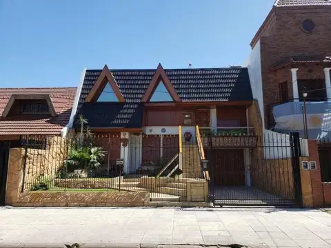 Chalet  de cinco ambientes en venta en Haedo Norte