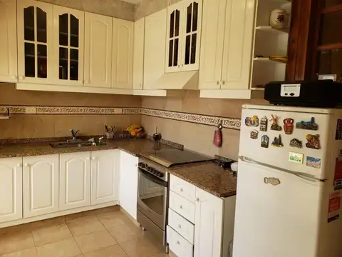 Chalet  de cinco ambientes en venta en Haedo Norte