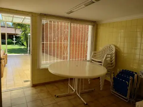 Chalet  de cinco ambientes en venta en Haedo Norte