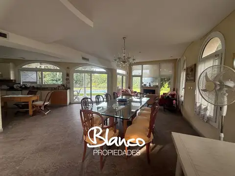 Casa en Venta con 2 cocheras