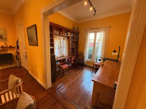 Hermosisima casa en Agronomia. 2 cocheras