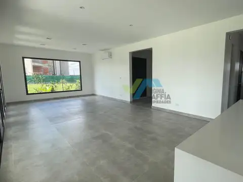 Casa en Alquiler con 2 cocheras