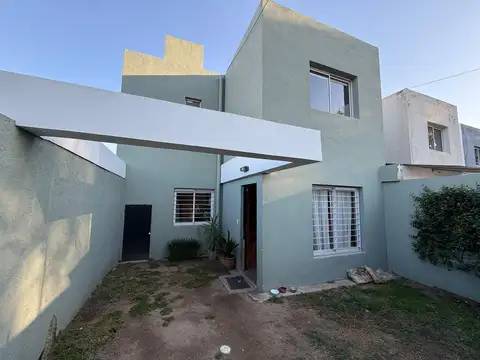 VENTA LA CALERA - CASA 2 DORMITORIOS - PILETA