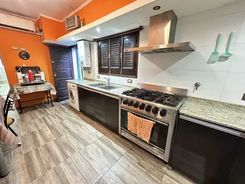 Casa 5 ambientes con 2 baños