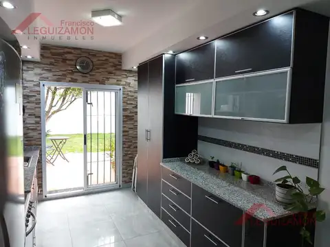 Casa 4 ambientes con 2 baños