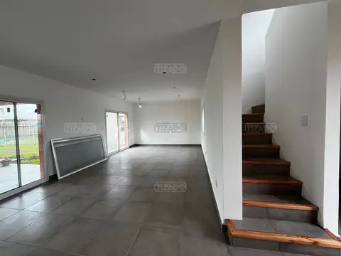 Casa en Alquiler con 2 cocheras