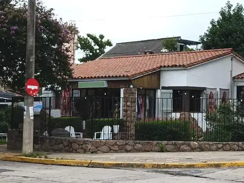 HOSPEDAJE CON 17 DPTOS Y UN LOCAL