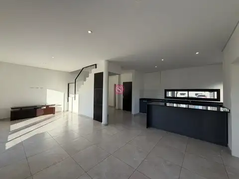 Casa en Alquiler con 3 cocheras