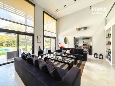Casa 8 ambientes con 6 baños