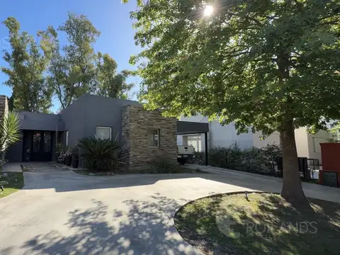 VENTA - CASA 5 AMBIENTES CON PISCINA EN C.C. "LA PEREGRINA"