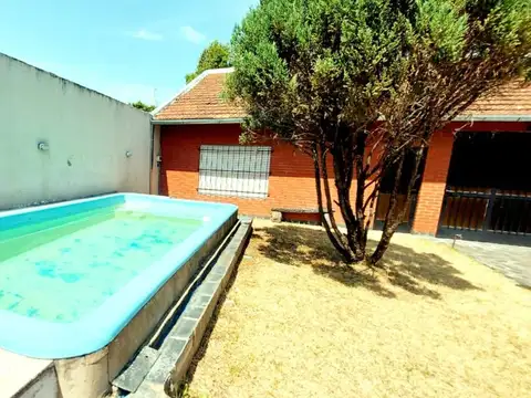 VENTA CASA 6 AMBIENTES PALOMAR PILETA QUINCHO DPTO