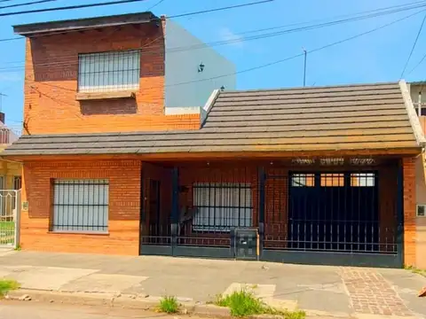 VENTA CASA 6 AMBIENTES PALOMAR PILETA QUINCHO DPTO
