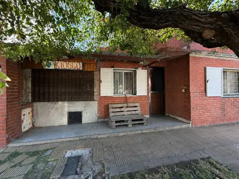 CASA DE 3 AMBIENTES EN VENTA EN BARRIO PARQUE BERNAL.