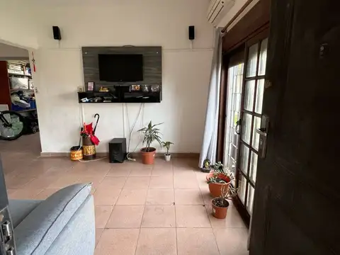 Casa 7 ambientes con 2 baños