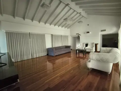 Casa 8 ambientes con 5 baños
