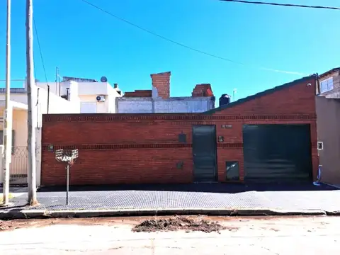 CASA 2 AMB., C/PATIO Y GARAJE. LOTE APROX 150 M2