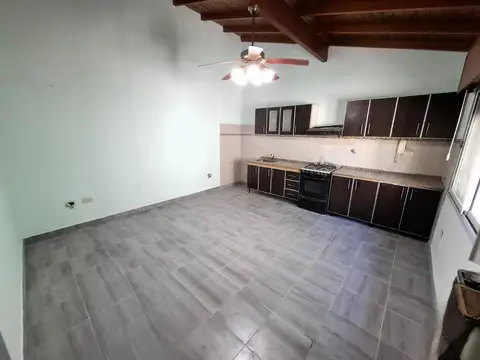 CASA 2 AMB., C/PATIO Y GARAJE. LOTE APROX 150 M2