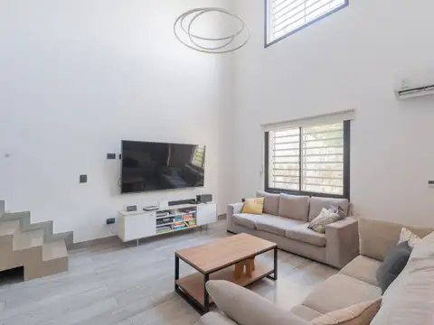 Casa en Venta de 5 Ambientes - Piscina, Quincho y Parrilla en Ituzaingo