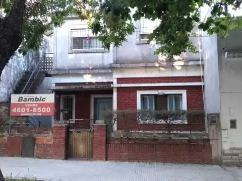 Casa en dos plantas, ideal 2 familias de 6 ambientes
