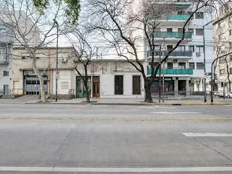 Galpón  de 304 m² en planta totalmente libre y una impresionante altura de 11 metros sin columna
