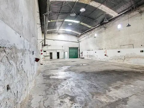 Galpón  de 304 m² en planta totalmente libre y una impresionante altura de 11 metros sin columna
