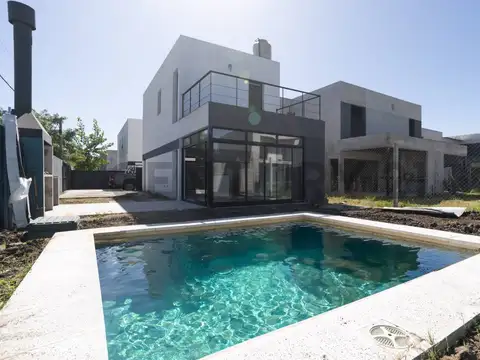 CASA EN VENTA EN GONNET (TIPO DUPLEX EN COMPLEJO CERRADO )